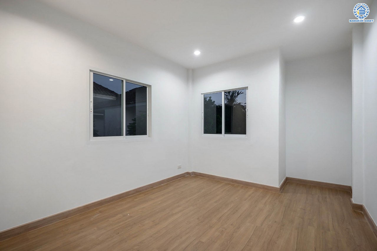 บ้านมือสองตกแต่งใหม่ โครงการ เศรณีลากูน วัดลาดปลาดุก บ้านเดี่ยวหลังมุม ตอบโจทย์ทุกการใช้ชีวิต บนเนื้อที่ 64.9 ตร.ว. พื้นที่ใช้สอยกว่า 186 ตร.ม. ฟังก์ชัน 3 ห้องนอน 3 ห้องน้ำ จอดรถได้ 2 คัน ทำเลเดินทางง่าย สะดวกสบายใกล้ถนนใหญ่ รถไฟฟ้าสายสีม่วง "สถานีคลองบางไผ่" แลจุดขึ้นทางด่วน "กาญจนาภิเษก"